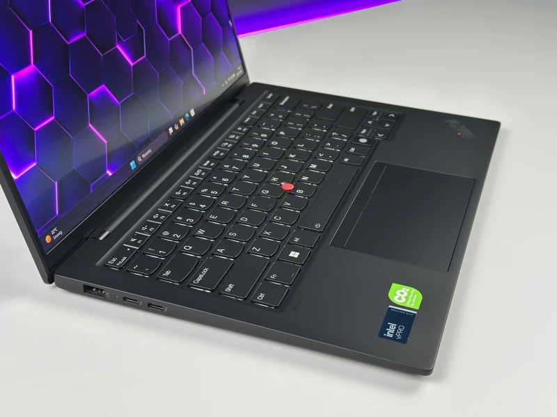 Lenovo ThinkPad X1 Carbon Gen 12 - Ultra 7 165U, ekran 14" 2.8K OLED/120Hz. Ultralekki laptop premium z klawiaturą US i obsługą Wi-Fi 6E.