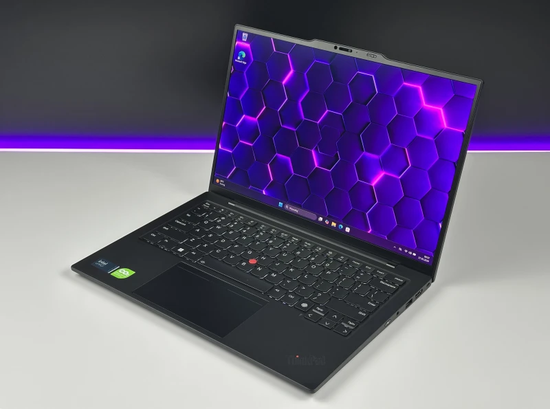 Lenovo ThinkPad X1 Carbon Gen 12 - Ultra 7 165U, ekran 14" 2.8K OLED/120Hz. Ultralekki laptop premium z klawiaturą US i obsługą Wi-Fi 6E.