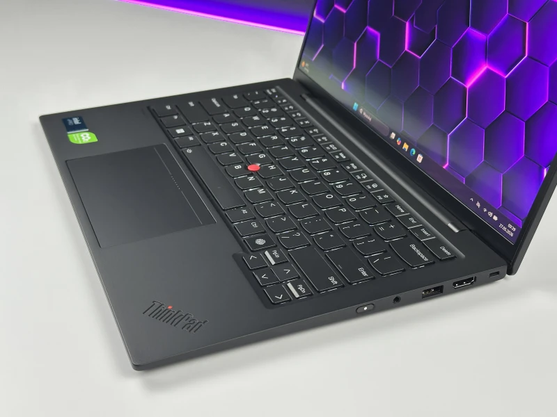 Lenovo ThinkPad X1 Carbon Gen 12 - Ultra 7 165U, ekran 14" 2.8K OLED/120Hz. Ultralekki laptop premium z klawiaturą US i obsługą Wi-Fi 6E.