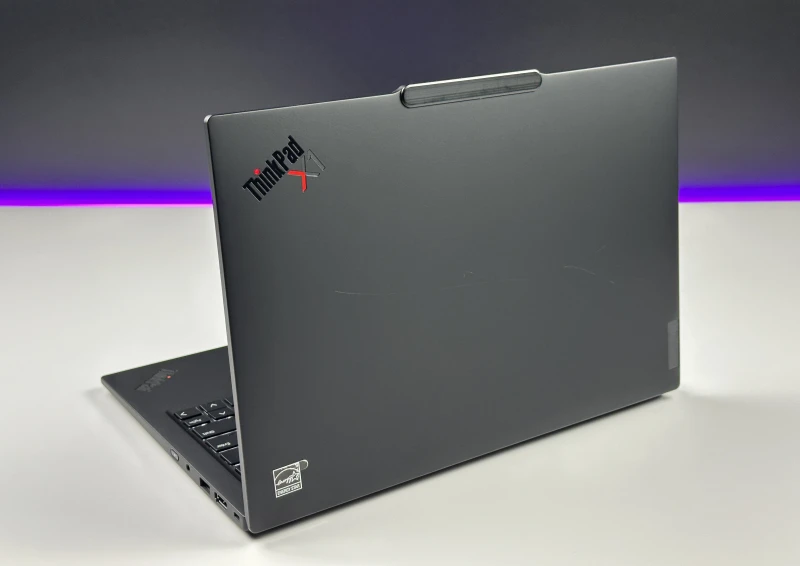Lenovo ThinkPad X1 Carbon Gen 12 - Ultra 7 165U, ekran 14" 2.8K OLED/120Hz. Ultralekki laptop premium z klawiaturą US i obsługą Wi-Fi 6E.
