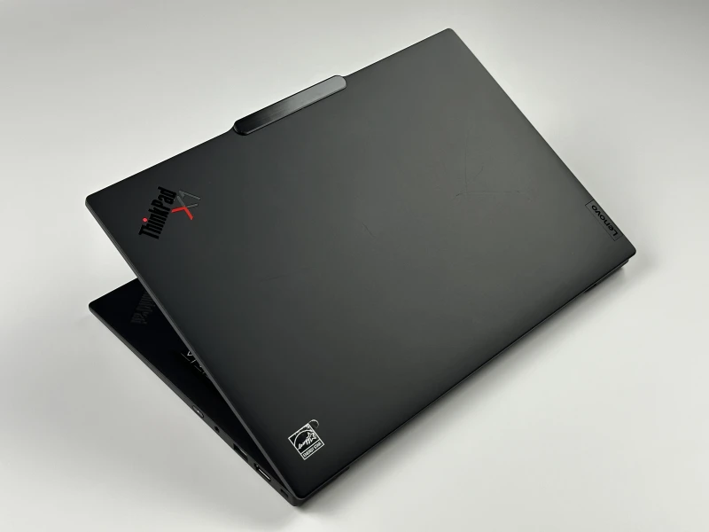 Lenovo ThinkPad X1 Carbon Gen 12 - Ultra 7 165U, ekran 14" 2.8K OLED/120Hz. Ultralekki laptop premium z klawiaturą US i obsługą Wi-Fi 6E.