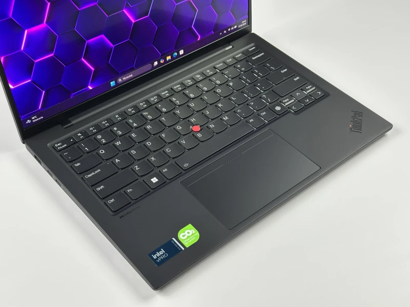 Lenovo ThinkPad X1 Carbon Gen 12 - Ultra 7 165U, ekran 14" 2.8K OLED/120Hz. Ultralekki laptop premium z klawiaturą US i obsługą Wi-Fi 6E.