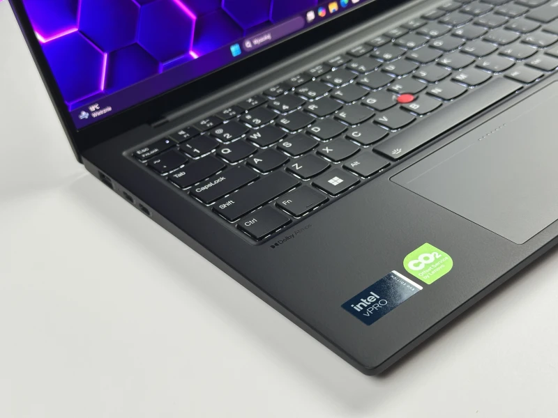 Lenovo ThinkPad X1 Carbon Gen 12 - Ultra 7 165U, ekran 14" 2.8K OLED/120Hz. Ultralekki laptop premium z klawiaturą US i obsługą Wi-Fi 6E.