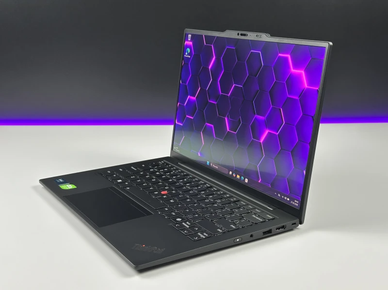 Lenovo ThinkPad X1 Carbon Gen 12 - Ultra 7 165U, ekran 14" 2.8K OLED/120Hz. Ultralekki laptop premium z klawiaturą US i obsługą Wi-Fi 6E. Lenovo ThinkPad X1 Carbon Gen 12 - Ultra 7 165U, ekran 14" 2.8K OLED/120Hz. Ultralekki laptop premium z klawiaturą US i obsługą Wi-Fi 6E.