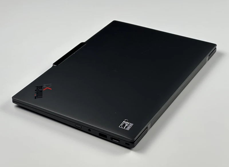 Lenovo ThinkPad X1 Carbon Gen 12 - Ultra 7 165U, ekran 14" 2.8K OLED/120Hz. Ultralekki laptop premium z klawiaturą US i obsługą Wi-Fi 6E.