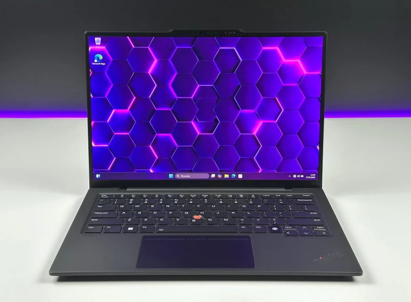 Lenovo ThinkPad X1 Carbon Gen 12 - Ultra 7 165U, ekran 14" 2.8K OLED/120Hz. Ultralekki laptop premium z klawiaturą US i obsługą Wi-Fi 6E.