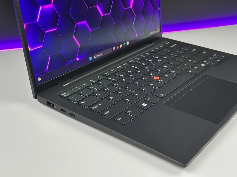 Lenovo ThinkPad X1 Carbon Gen 12 - Ultra 7 165U, ekran 14" 2.8K OLED/120Hz. Ultralekki laptop premium z klawiaturą US i obsługą Wi-Fi 6E.