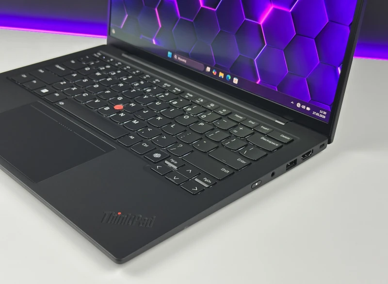 Lenovo ThinkPad X1 Carbon Gen 12 - Ultra 7 165U, ekran 14" 2.8K OLED/120Hz. Ultralekki laptop premium z klawiaturą US i obsługą Wi-Fi 6E.