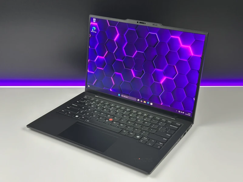 Lenovo ThinkPad X1 Carbon Gen 12 - Ultra 7 165U, ekran 14" 2.8K OLED/120Hz. Ultralekki laptop premium z klawiaturą US i obsługą Wi-Fi 6E.