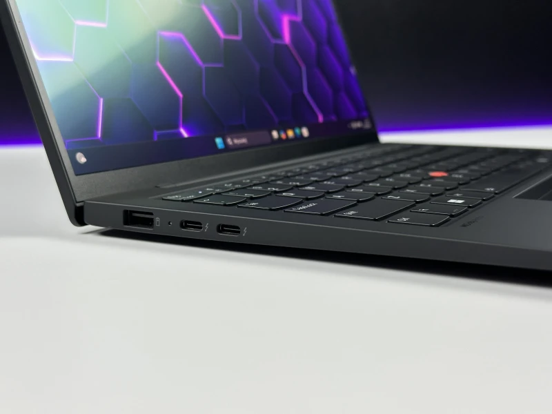 Lenovo ThinkPad X1 Carbon Gen 12 - Ultra 7 165U, ekran 14" 2.8K OLED/120Hz. Ultralekki laptop premium z klawiaturą US i obsługą Wi-Fi 6E.