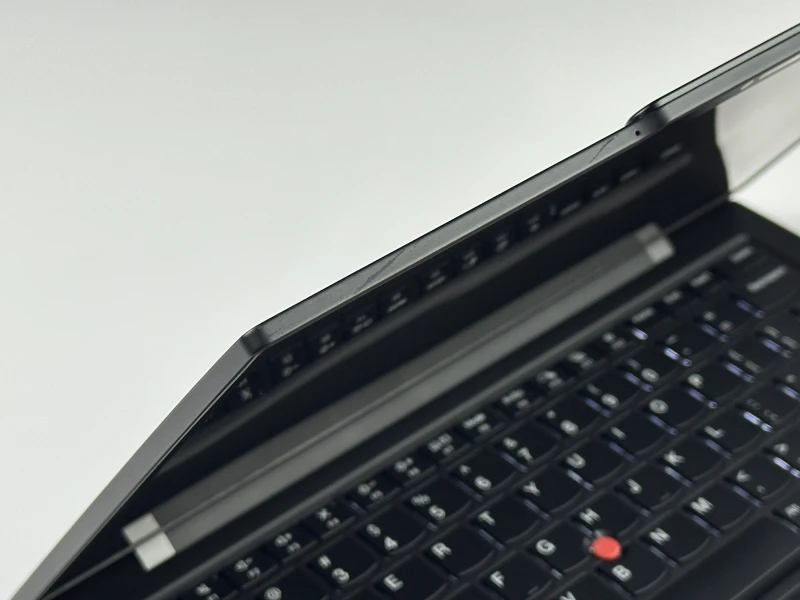 Lenovo ThinkPad X1 Carbon Gen 12 - Ultra 7 165U, ekran 14" 2.8K OLED/120Hz. Ultralekki laptop premium z klawiaturą US i obsługą Wi-Fi 6E.