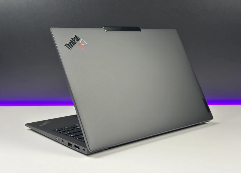 Lenovo ThinkPad X1 Carbon Gen 12 - Ultra 7 165U, ekran 14" 2.8K OLED/120Hz. Ultralekki laptop premium z klawiaturą US i obsługą Wi-Fi 6E.