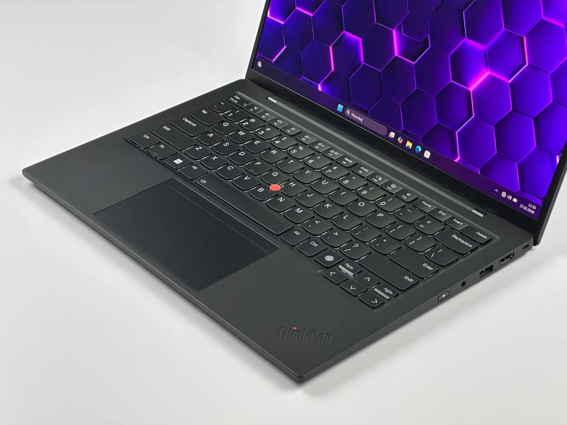 Lenovo ThinkPad X1 Carbon Gen 12 - Ultra 7 165U, ekran 14" 2.8K OLED/120Hz. Ultralekki laptop premium z klawiaturą US i obsługą Wi-Fi 6E.