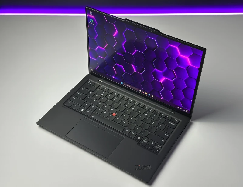 Lenovo ThinkPad X1 Carbon Gen 12 - Ultra 7 165U, ekran 14" 2.8K OLED/120Hz. Ultralekki laptop premium z klawiaturą US i obsługą Wi-Fi 6E.