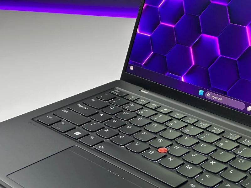 Lenovo ThinkPad X1 Carbon Gen 12 - Ultra 7 165U, ekran 14" 2.8K OLED/120Hz. Ultralekki laptop premium z klawiaturą US i obsługą Wi-Fi 6E.