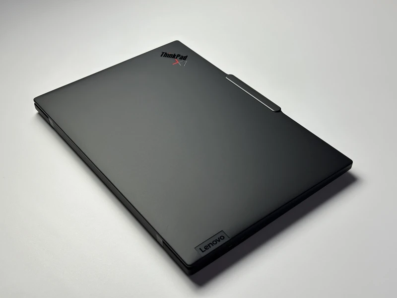 Lenovo ThinkPad X1 Carbon Gen 12 - Ultra 7 165U, ekran 14" 2.8K OLED/120Hz. Ultralekki laptop premium z klawiaturą US i obsługą Wi-Fi 6E.
