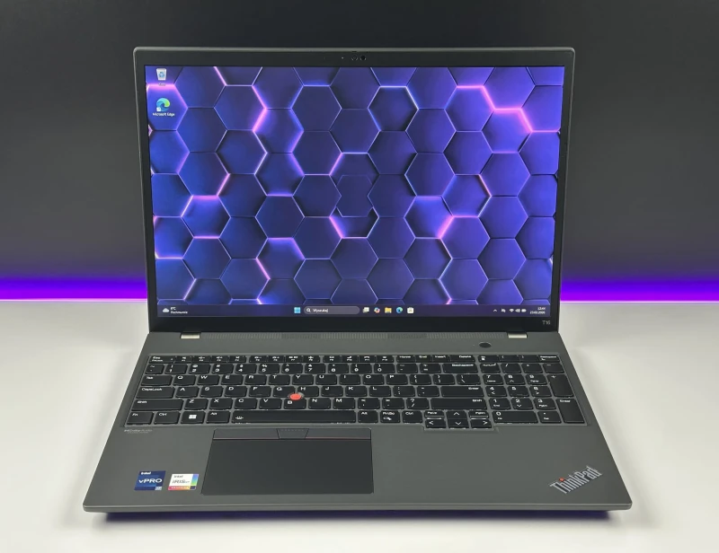 Lenovo ThinkPad T16 Gen 1 z i7-1270P i ekranem 16” FHD+. Wydajny laptop biznesowy z dużą przestrzenią roboczą do pracy i multitaskingu.
