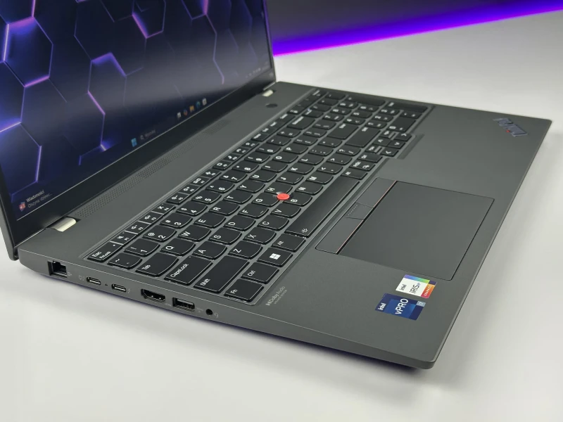 Lenovo ThinkPad T16 Gen 1 z i7-1270P i ekranem 16” FHD+. Wydajny laptop biznesowy z dużą przestrzenią roboczą do pracy i multitaskingu.