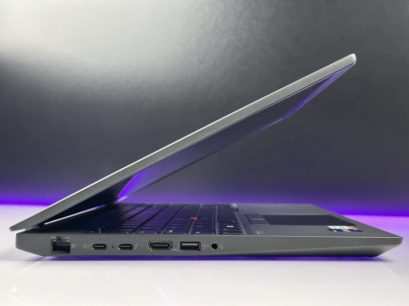 Lenovo ThinkPad T16 Gen 1 z i7-1270P i ekranem 16” FHD+. Wydajny laptop biznesowy z dużą przestrzenią roboczą do pracy i multitaskingu.