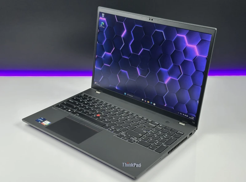 Lenovo ThinkPad T16 Gen 1 z i7-1270P i ekranem 16” FHD+. Wydajny laptop biznesowy z dużą przestrzenią roboczą do pracy i multitaskingu.
