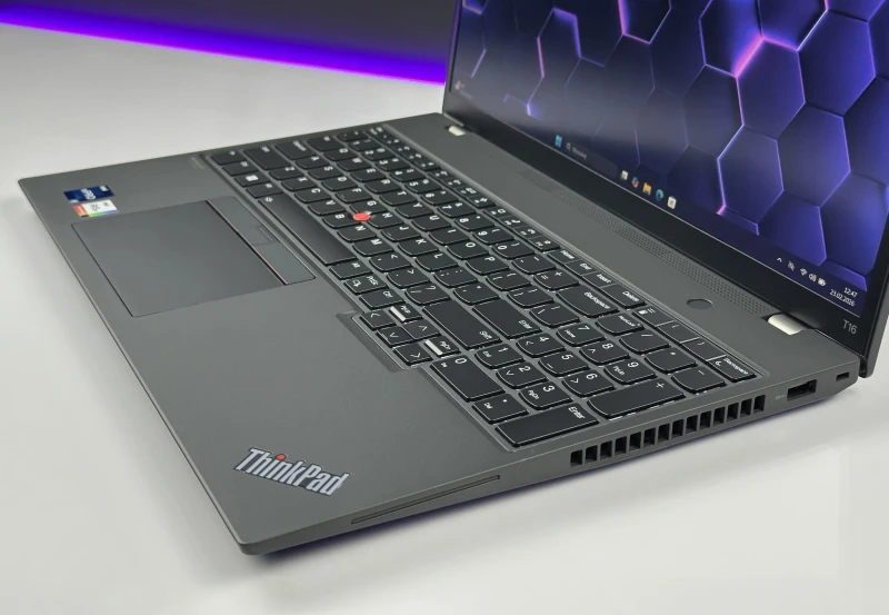 Lenovo ThinkPad T16 Gen 1 z i7-1270P i ekranem 16” FHD+. Wydajny laptop biznesowy z dużą przestrzenią roboczą do pracy i multitaskingu.