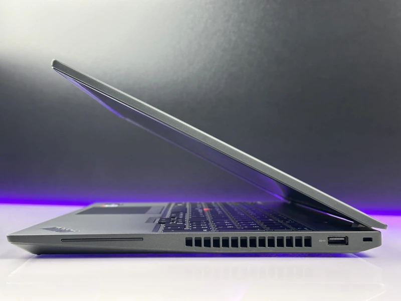 Lenovo ThinkPad T16 Gen 1 z i7-1270P i ekranem 16” FHD+. Wydajny laptop biznesowy z dużą przestrzenią roboczą do pracy i multitaskingu.
