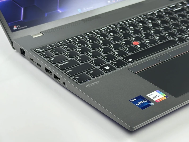 Lenovo ThinkPad T16 Gen 1 z i7-1270P i ekranem 16” FHD+. Wydajny laptop biznesowy z dużą przestrzenią roboczą do pracy i multitaskingu.