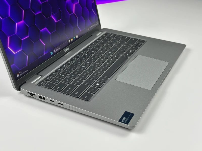 Dell Latitude 5450 Ultra 7 165U, 14" FHD, DDR5 – nowoczesny laptop biznesowy do pracy mobilnej i biurowej z klawiaturą US i wysoką wydajnością.
