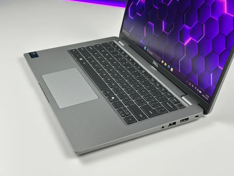 Dell Latitude 5450 Ultra 7 165U, 14" FHD, DDR5 – nowoczesny laptop biznesowy do pracy mobilnej i biurowej z klawiaturą US i wysoką wydajnością.