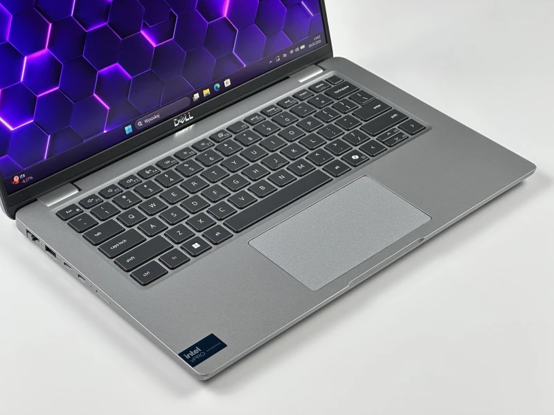 Dell Latitude 5450 Ultra 7 165U, 14" FHD, DDR5 – nowoczesny laptop biznesowy do pracy mobilnej i biurowej z klawiaturą US i wysoką wydajnością.