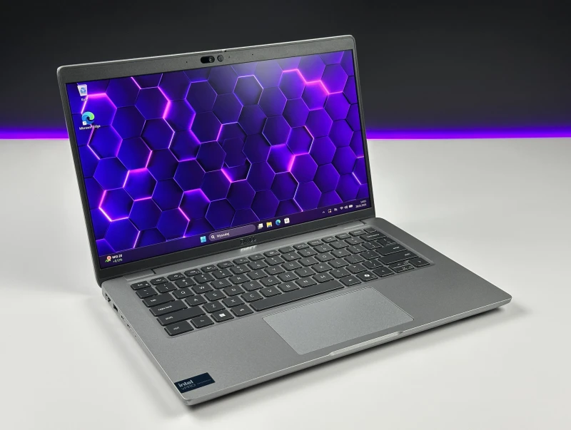 Dell Latitude 5450 Ultra 7 165U, 14" FHD, DDR5 – nowoczesny laptop biznesowy do pracy mobilnej i biurowej z klawiaturą US i wysoką wydajnością.