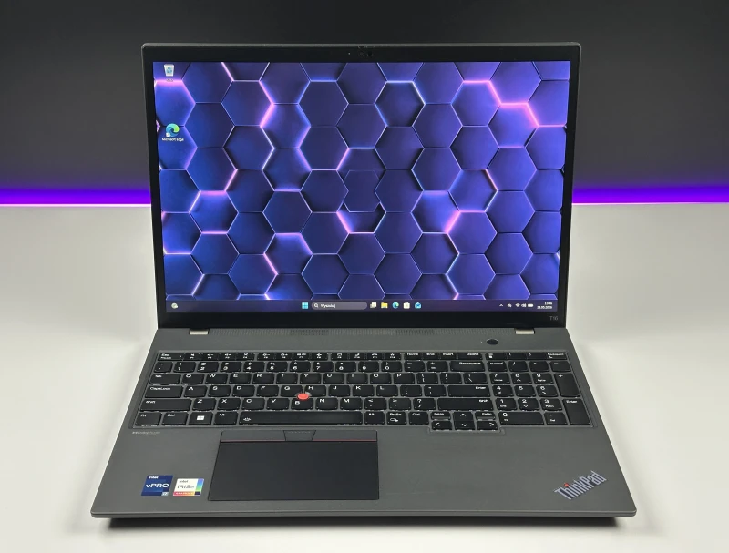 Lenovo ThinkPad T16 Gen 1 z i7-1270P i dotykowym ekranem 16” FHD+. Wydajny laptop biznesowy z dużą przestrzenią roboczą do pracy i multitaskingu.