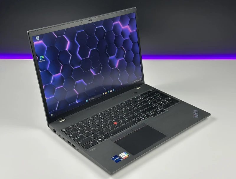 Lenovo ThinkPad T16 Gen 1 z i7-1270P i dotykowym ekranem 16” FHD+. Wydajny laptop biznesowy z dużą przestrzenią roboczą do pracy i multitaskingu.
