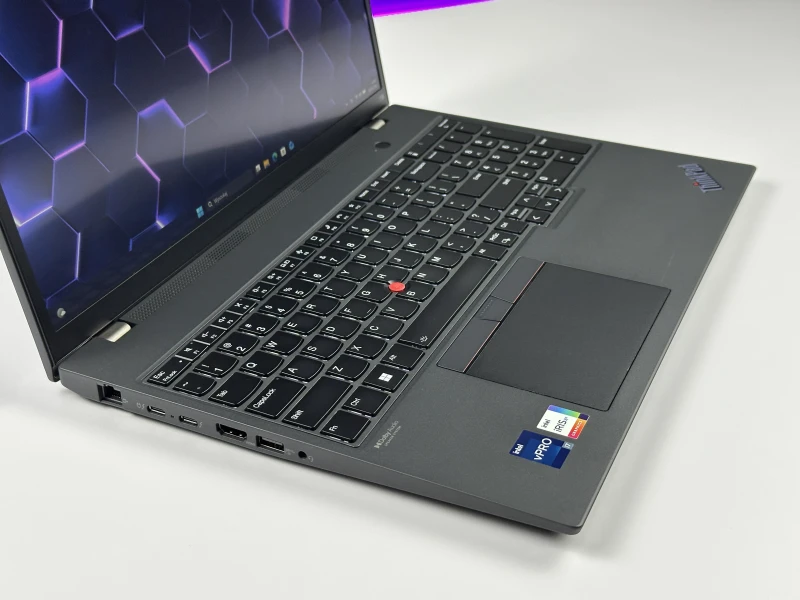 Lenovo ThinkPad T16 Gen 1 z i7-1270P i dotykowym ekranem 16” FHD+. Wydajny laptop biznesowy z dużą przestrzenią roboczą do pracy i multitaskingu.