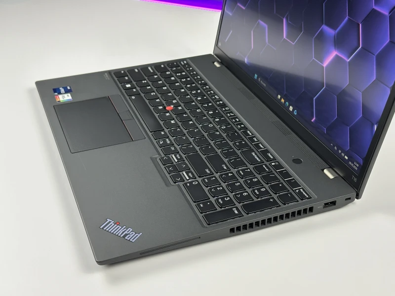 Lenovo ThinkPad T16 Gen 1 z i7-1270P i dotykowym ekranem 16” FHD+. Wydajny laptop biznesowy z dużą przestrzenią roboczą do pracy i multitaskingu.