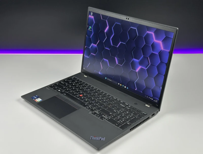Lenovo ThinkPad T16 Gen 1 z i7-1270P i dotykowym ekranem 16” FHD+. Wydajny laptop biznesowy z dużą przestrzenią roboczą do pracy i multitaskingu.