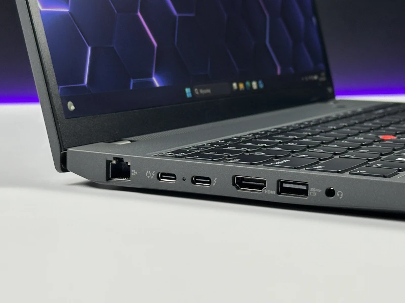 Lenovo ThinkPad T16 Gen 1 z i7-1270P i dotykowym ekranem 16” FHD+. Wydajny laptop biznesowy z dużą przestrzenią roboczą do pracy i multitaskingu.