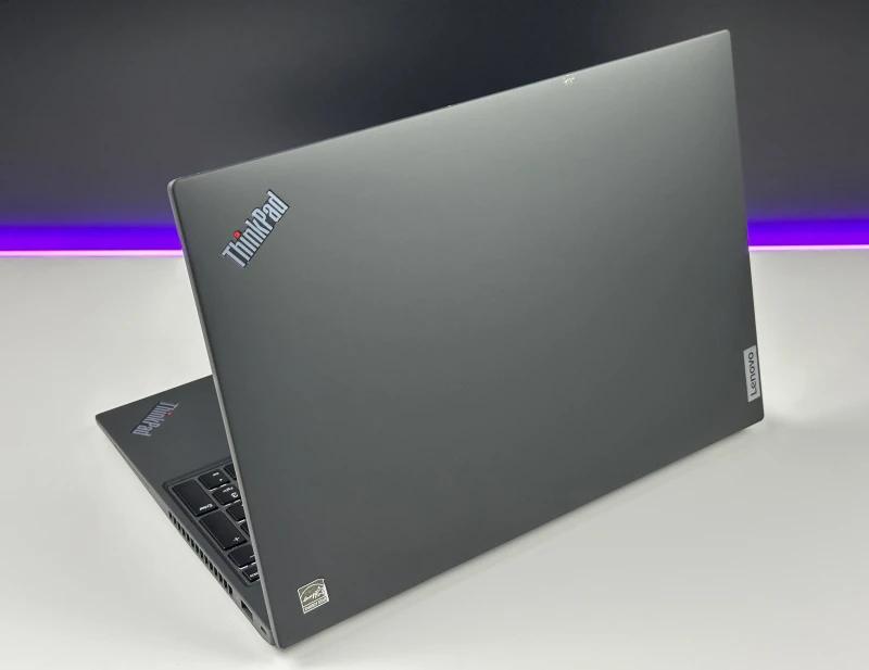 Lenovo ThinkPad T16 Gen 1 z i7-1270P i dotykowym ekranem 16” FHD+. Wydajny laptop biznesowy z dużą przestrzenią roboczą do pracy i multitaskingu.