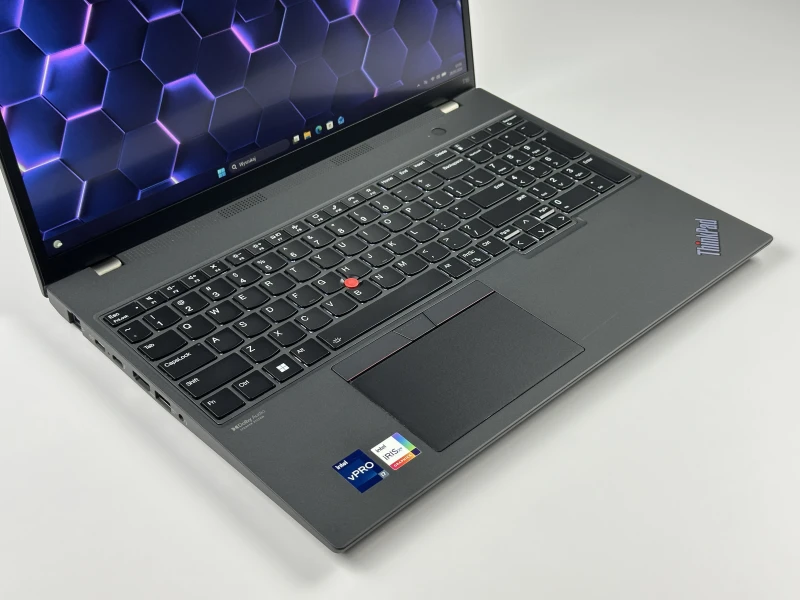 Lenovo ThinkPad T16 Gen 1 z i7-1270P i dotykowym ekranem 16” FHD+. Wydajny laptop biznesowy z dużą przestrzenią roboczą do pracy i multitaskingu.
