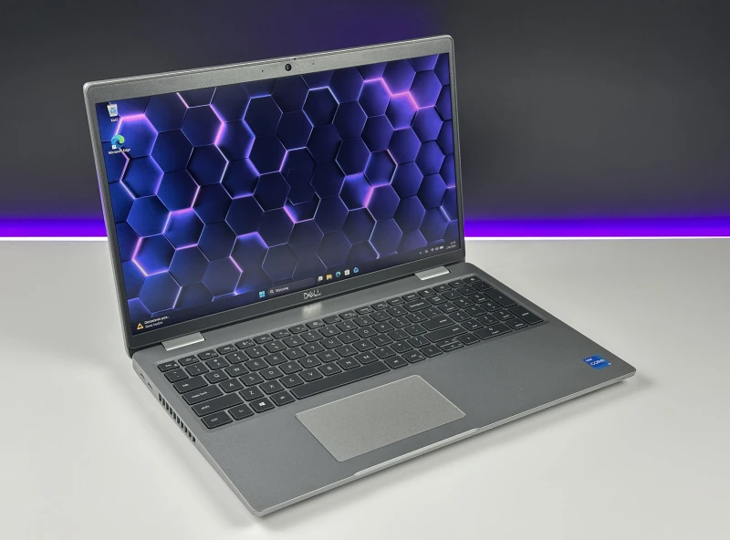 Dell Latitude 5520 - i5-1135G7, 15.6" FHD. Laptop biznesowy z klawiaturą US oraz szybkim interfejsem PCIe NVMe, zapewniający sprawną pracę.