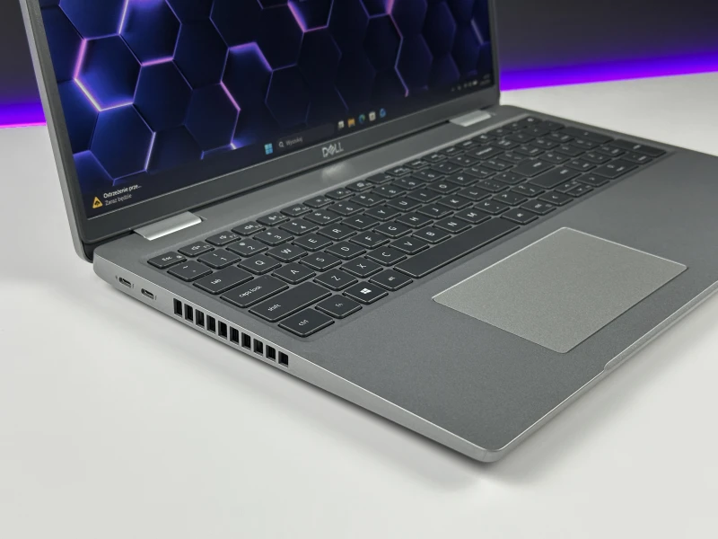 Dell Latitude 5520 - i5-1135G7, 15.6" FHD. Laptop biznesowy z klawiaturą US oraz szybkim interfejsem PCIe NVMe, zapewniający sprawną pracę.