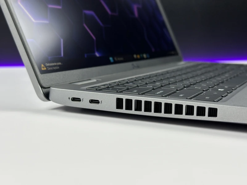 Dell Latitude 5520 - i5-1135G7, 15.6" FHD. Laptop biznesowy z klawiaturą US oraz szybkim interfejsem PCIe NVMe, zapewniający sprawną pracę.