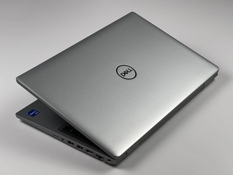 Dell Latitude 5520 - i5-1135G7, 15.6" FHD. Laptop biznesowy z klawiaturą US oraz szybkim interfejsem PCIe NVMe, zapewniający sprawną pracę.