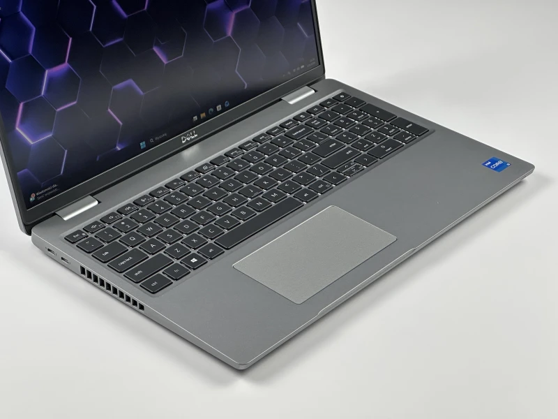 Dell Latitude 5520 - i5-1135G7, 15.6" FHD. Laptop biznesowy z klawiaturą US oraz szybkim interfejsem PCIe NVMe, zapewniający sprawną pracę.