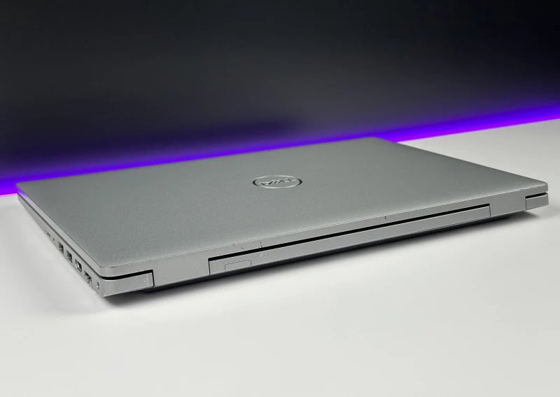 Dell Latitude 5520 - i5-1135G7, 15.6" FHD. Laptop biznesowy z klawiaturą US oraz szybkim interfejsem PCIe NVMe, zapewniający sprawną pracę.