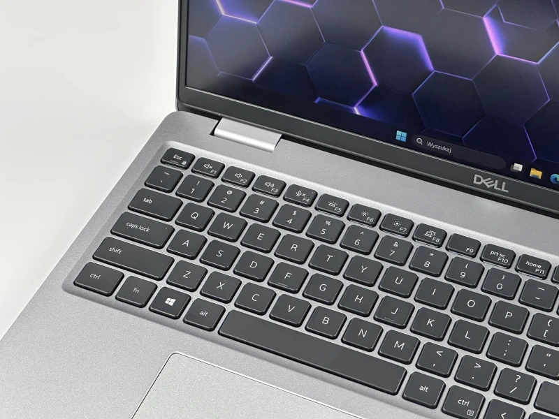 Dell Latitude 5520 - i5-1135G7, 15.6" FHD. Laptop biznesowy z klawiaturą US oraz szybkim interfejsem PCIe NVMe, zapewniający sprawną pracę.