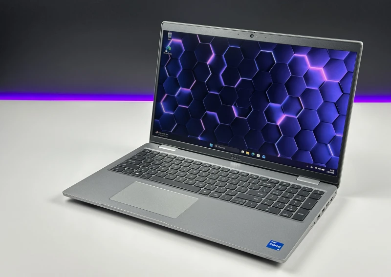 Dell Latitude 5520 - i5-1135G7, 15.6" FHD. Laptop biznesowy z klawiaturą US oraz szybkim interfejsem PCIe NVMe, zapewniający sprawną pracę.