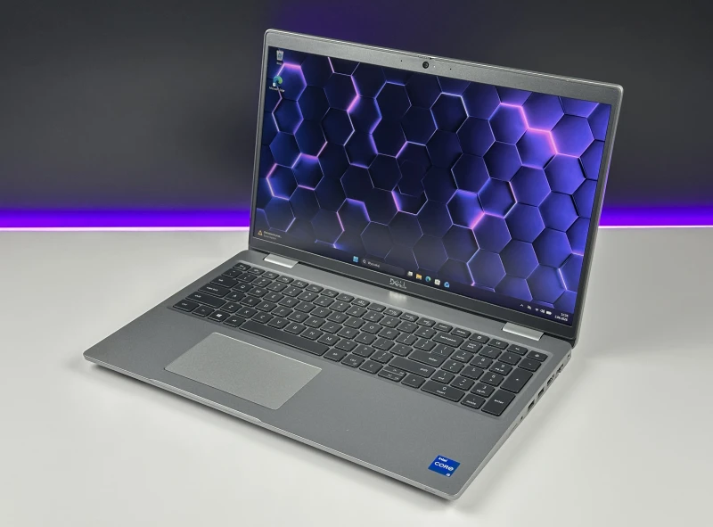 Dell Latitude 5520 - i5-1135G7, 15.6" FHD. Laptop biznesowy z klawiaturą US oraz szybkim interfejsem PCIe NVMe, zapewniający sprawną pracę.