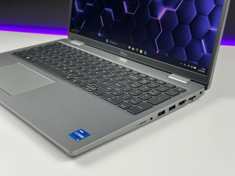 Dell Latitude 5520 - i5-1135G7, 15.6" FHD. Laptop biznesowy z klawiaturą US oraz szybkim interfejsem PCIe NVMe, zapewniający sprawną pracę.