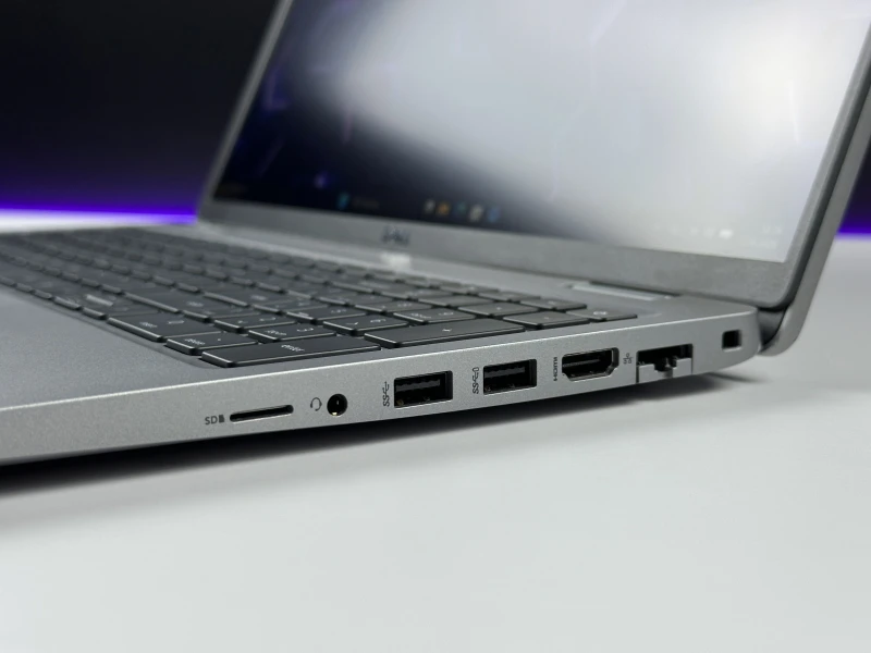 Dell Latitude 5520 - i5-1135G7, 15.6" FHD. Laptop biznesowy z klawiaturą US oraz szybkim interfejsem PCIe NVMe, zapewniający sprawną pracę.
